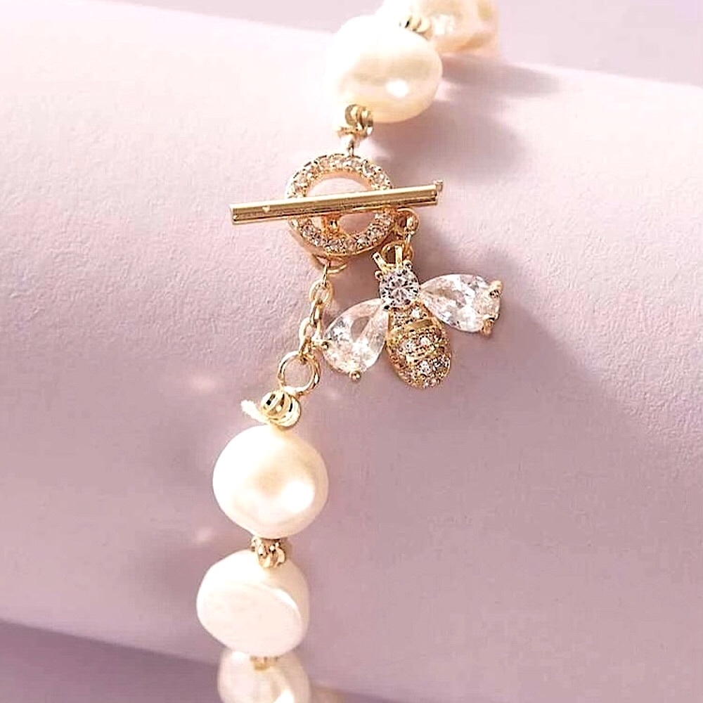 NEW Bee 🐝 Crystal & Gold like Charm Glamourous Luxurious Faux Pearl Bracelet